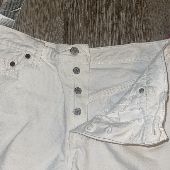 Levi's White Jean Shorts with Frayed Hem size 29 - Picture 9 of 9